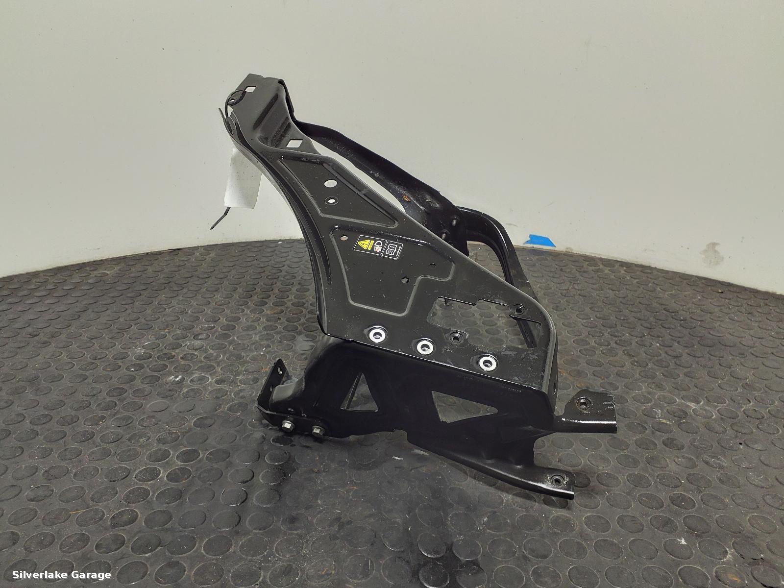 View Auto part Headlight Bracket Right MERCEDES E CLASS 2011