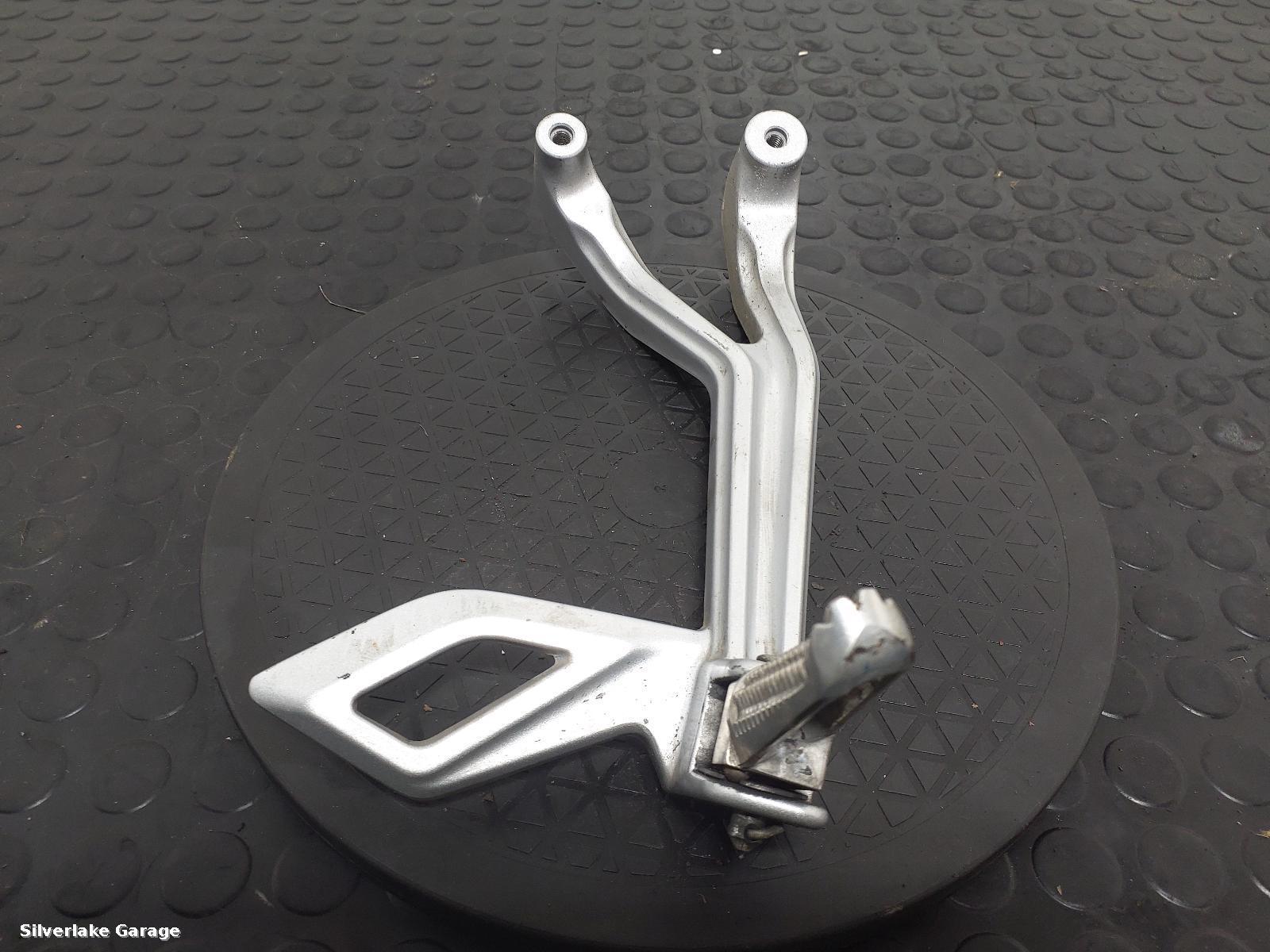 View Auto part RIGHT_FOOTREST YAMAHA YZF R125 2022