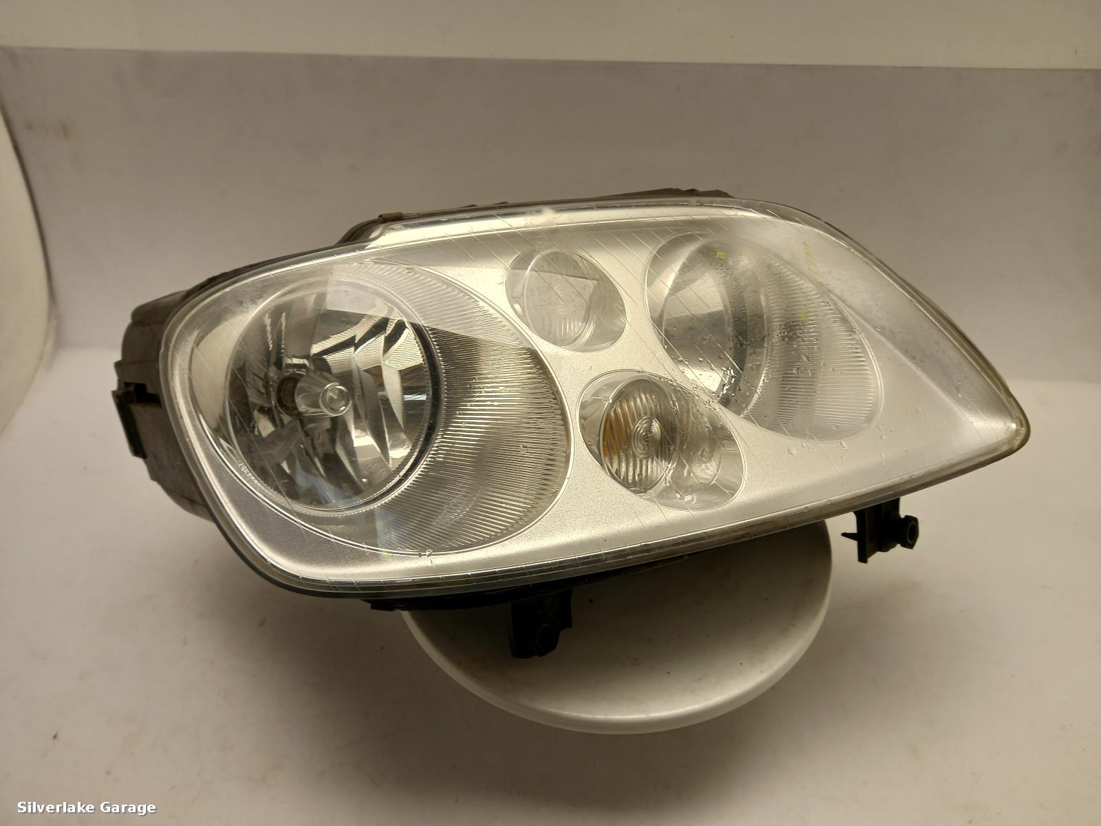 View Auto part R Headlamp VOLKSWAGEN TOURAN 2004