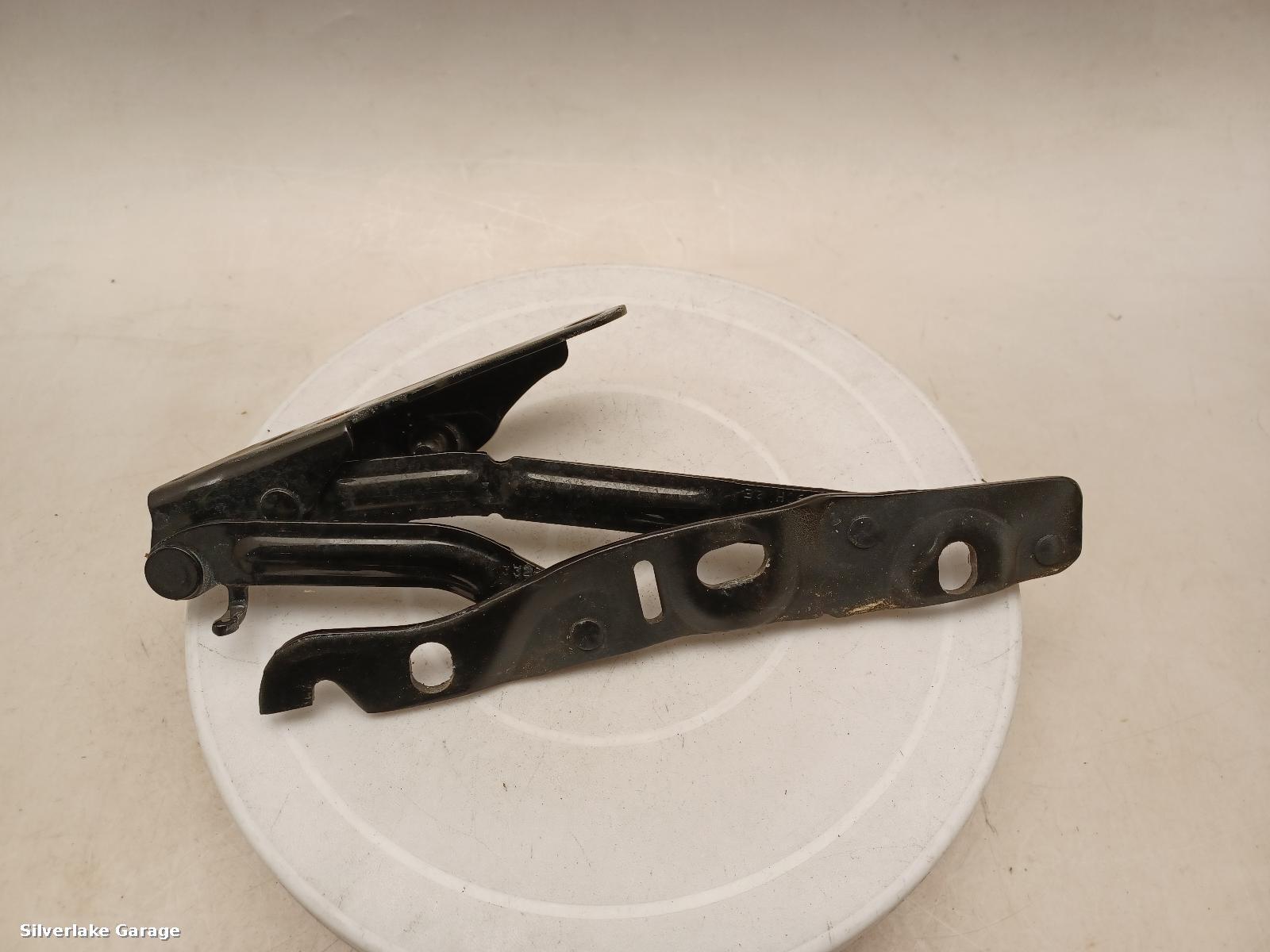 View Auto part Bootlid/Tailgate Hinge ASTON MARTIN DB9 2015